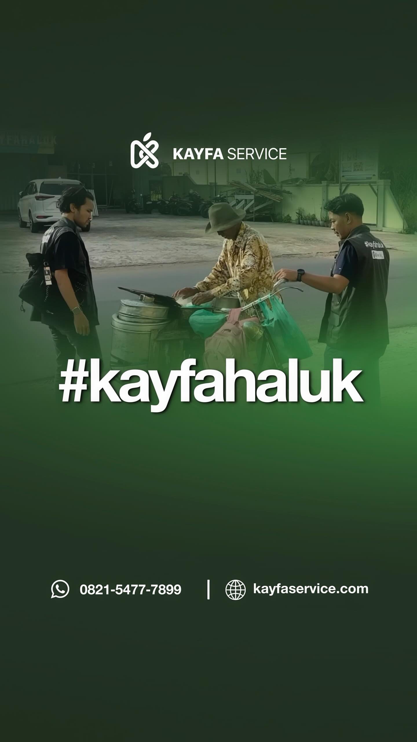 Tim Kayfahaluk bersama Kai Riduan dan dagangannya